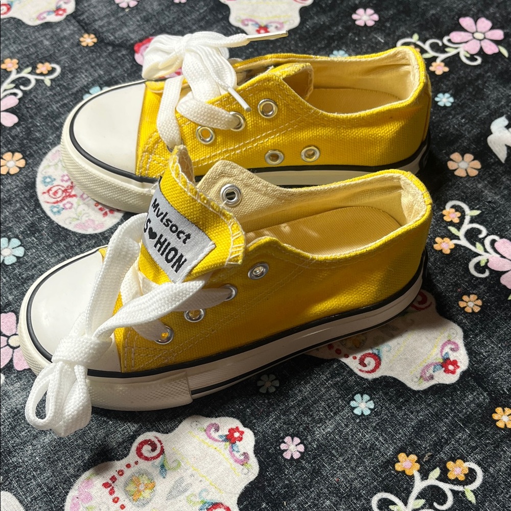 Mvlsct Toddler Boys/Girls Yellow Canvas Sneakers Size 24